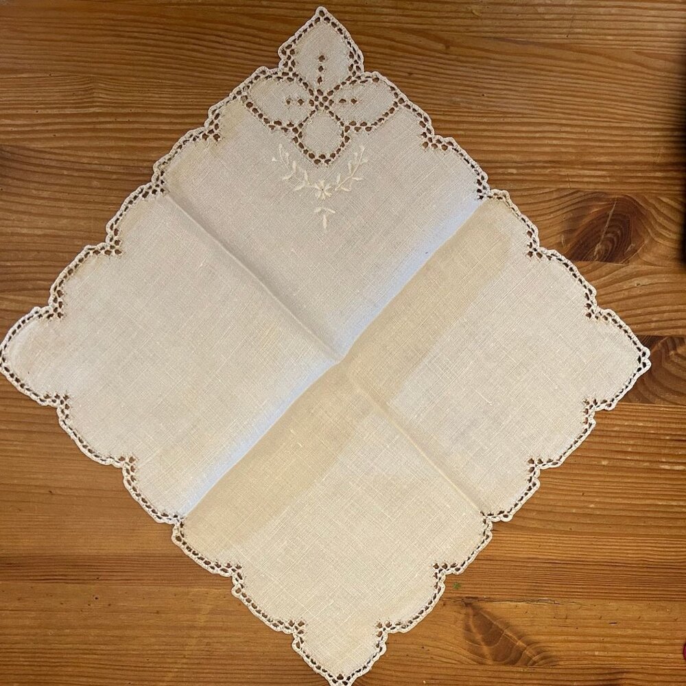 Vintage Linen Cocktail/Dinner Embroidered Open Work Napkin Lace Tatted Edge